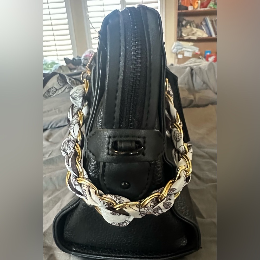 Like New Steve Madden Black Pebbled Bag w/Belt, Scarf, Gold Chain, Blk Hardware - Picture 8 of 9